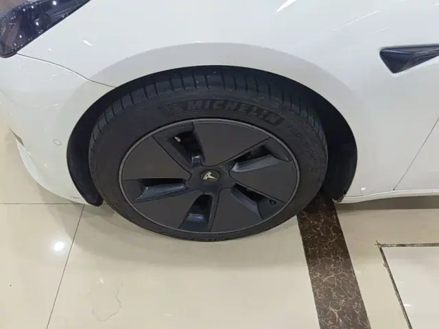 Tesla Model 3 — Фото автомобиля 22