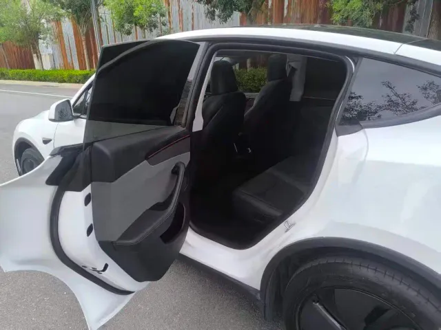 Tesla Model Y — Фото автомобиля 12