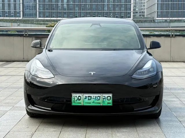 Tesla Model 3 — Фото автомобиля 2