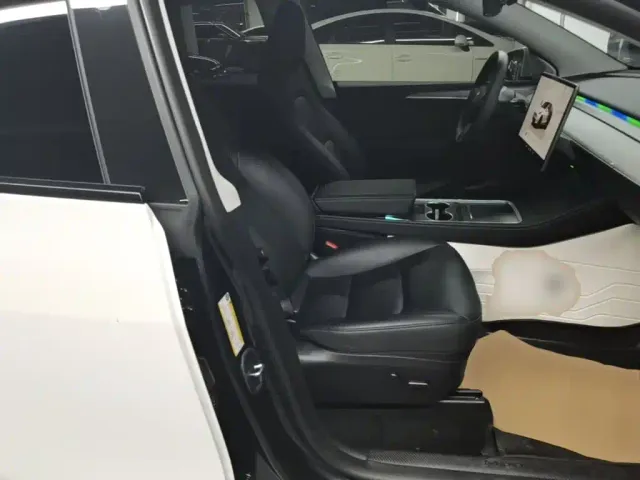 Tesla Model Y — Фото автомобиля 24