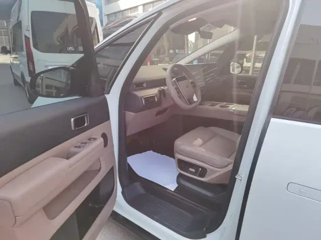 Li Auto MEGA — Фото автомобиля 15