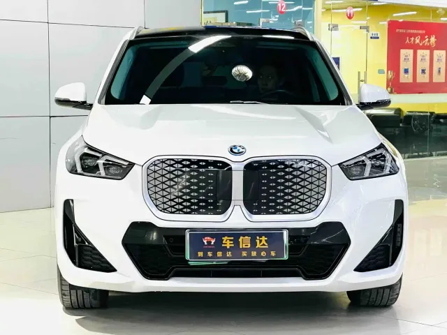 BMW iX1 — Фото автомобиля 2
