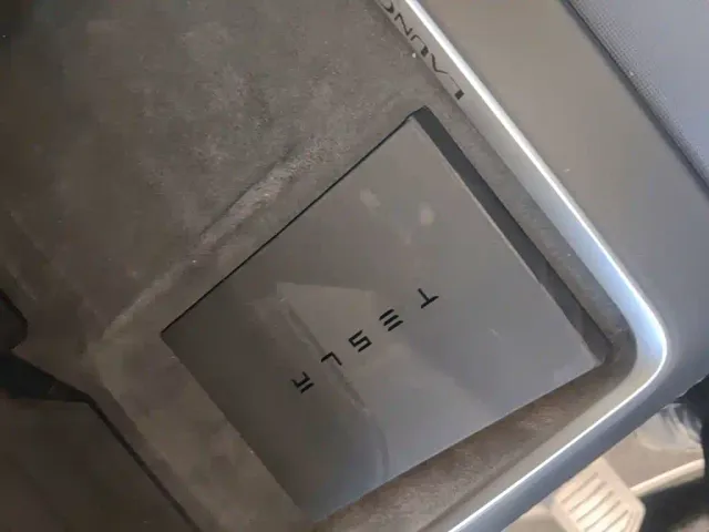 Tesla Model Y — Фото автомобиля 16