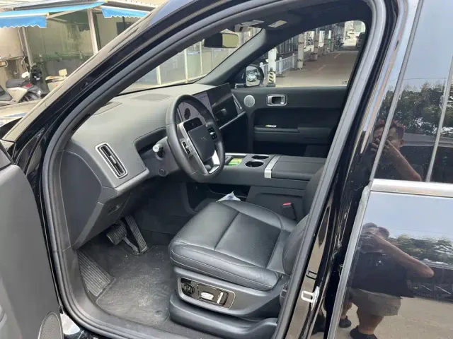 Li Auto L8 — Фото автомобиля 10