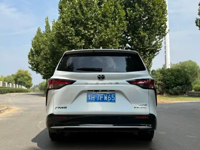 Toyota Sienna — Фото автомобиля 8