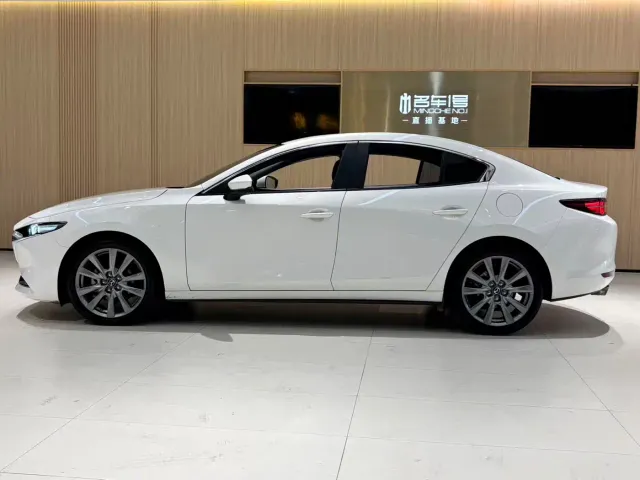 Mazda Axela — Фото автомобиля 3