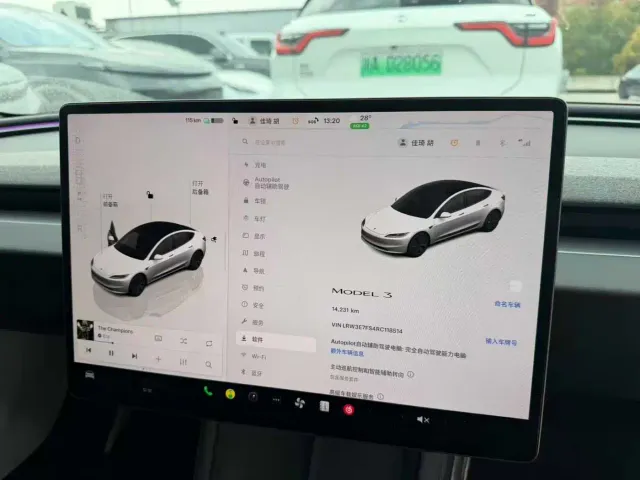 Tesla Model 3 — Фото автомобиля 12