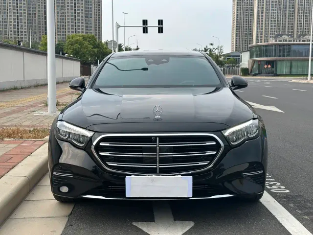 Mercedes-Benz E-Class — Фото автомобиля 3