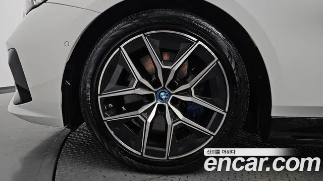 BMW i5 G60 — Фото автомобиля 5