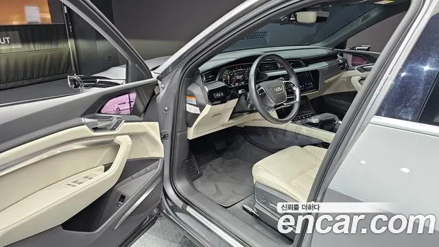 Audi e-tron — Фото автомобиля 9