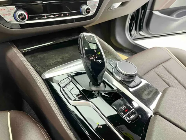 BMW 5 Series — Фото автомобиля 12