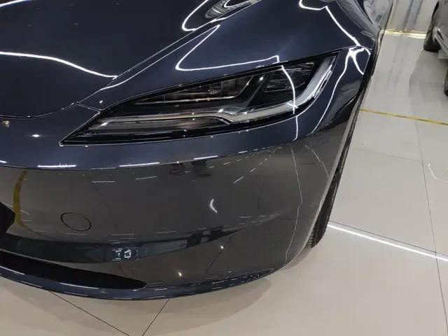 Tesla Model 3 — Фото автомобиля 23