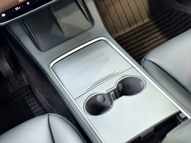 Tesla Model Y — Фото автомобиля 13