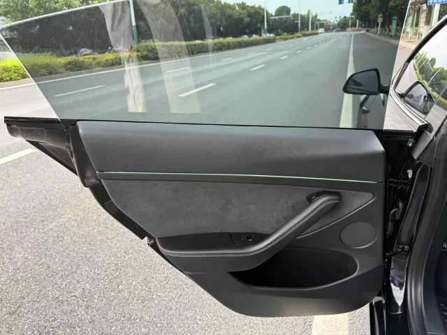 Tesla Model 3 — Фото автомобиля 12
