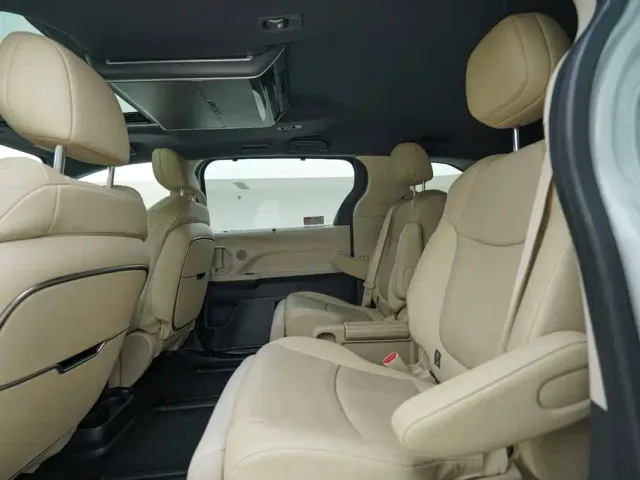 Toyota Sienna — Фото автомобиля 20