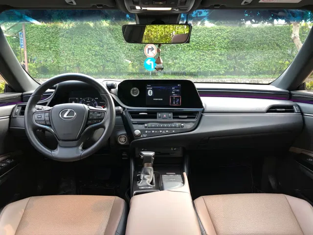 Lexus ES — Фото автомобиля 15