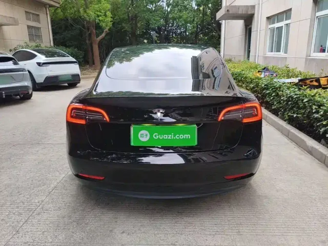 Tesla Model 3 — Фото автомобиля 5