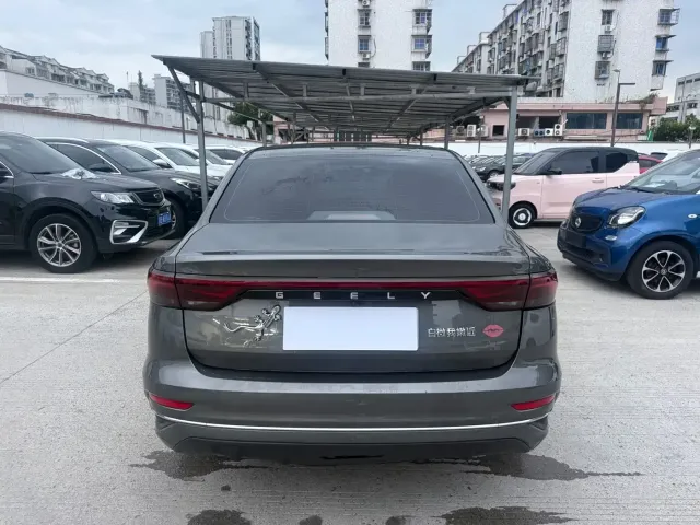 Geely Emgrand — Фото автомобиля 11