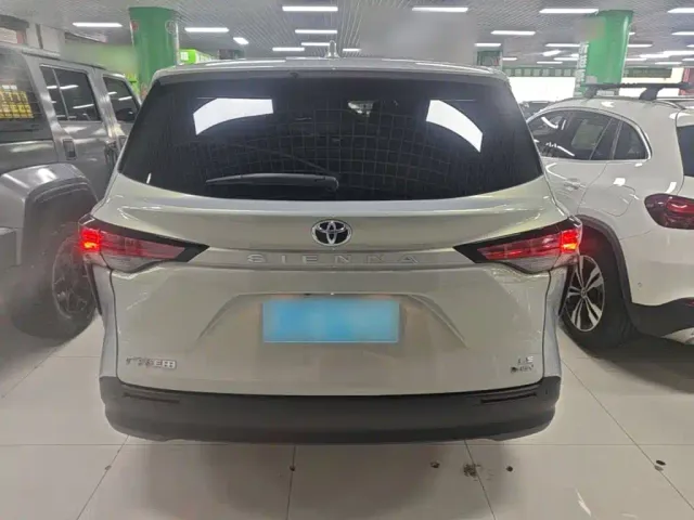 Toyota Sienna — Фото автомобиля 5