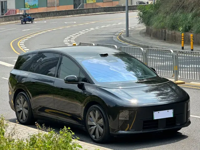 Li Auto i8 — Фото автомобиля 4