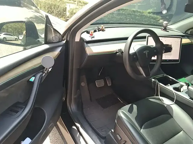 Tesla Model Y — Фото автомобиля 17