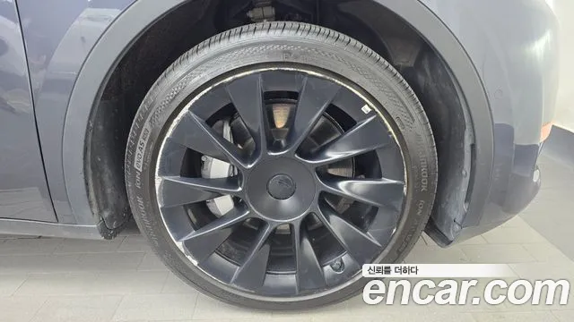 Tesla Model Y — Фото автомобиля 21