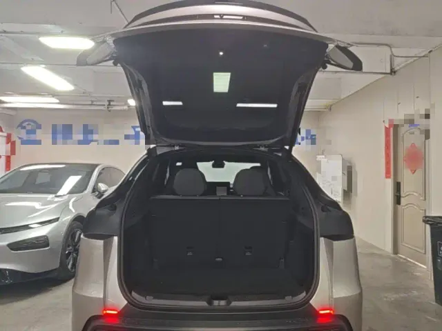 Tesla Model Y L — Фото автомобиля 18