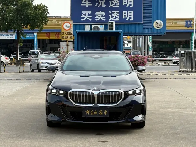 BMW 5 Series — Фото автомобиля 2
