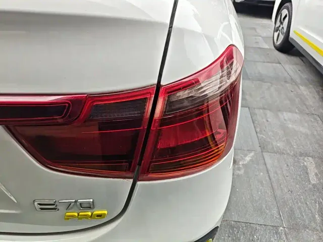 Dongfeng Fengshen E70 — Фото автомобиля 7