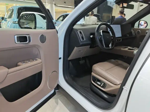Li Auto L7 — Фото автомобиля 15