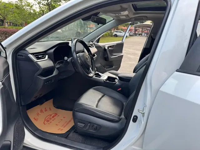 Toyota RAV4 — Фото автомобиля 4