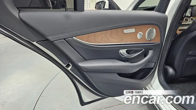 Mercedes-Benz E-Class — Фото автомобиля 25