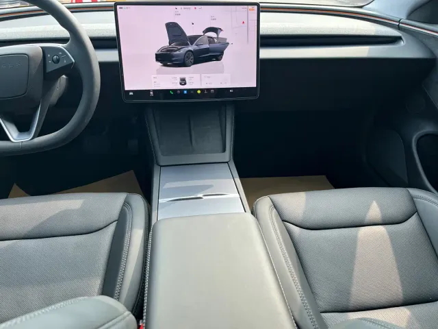 Tesla Model 3 — Фото автомобиля 21