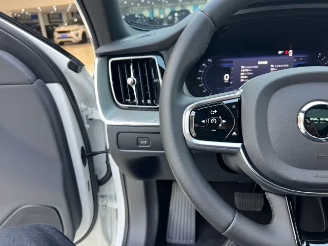Volvo XC60 — Фото автомобиля 13