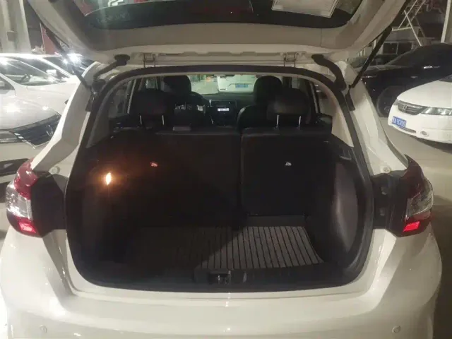 Nissan Tiida — Фото автомобиля 18