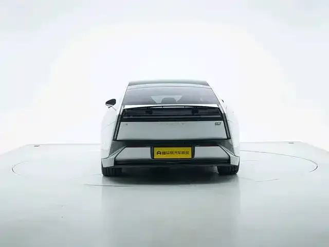 Xpeng P7 — Фото автомобиля 2