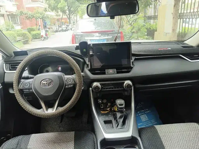 Toyota RAV4 — Фото автомобиля 12