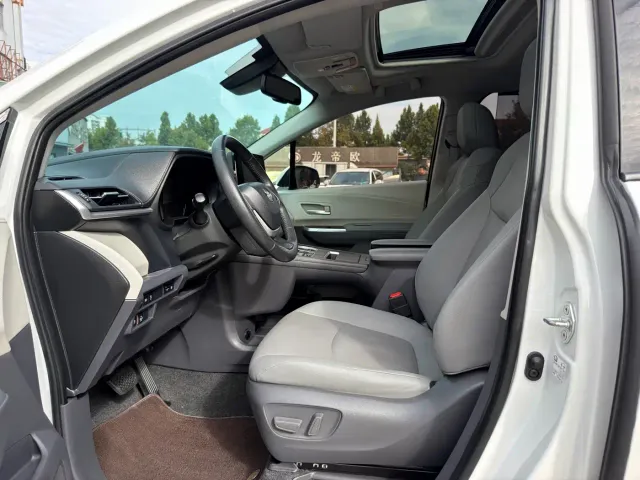 Toyota Sienna — Фото автомобиля 4