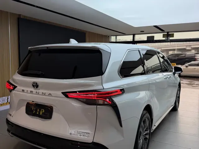 Toyota Sienna — Фото автомобиля 4