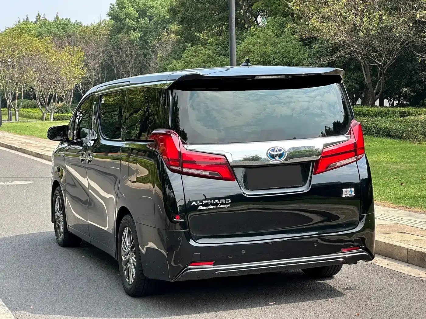 Toyota Alphard 2021 Hybrid 2.5L Premium — Фото автомобиля 3