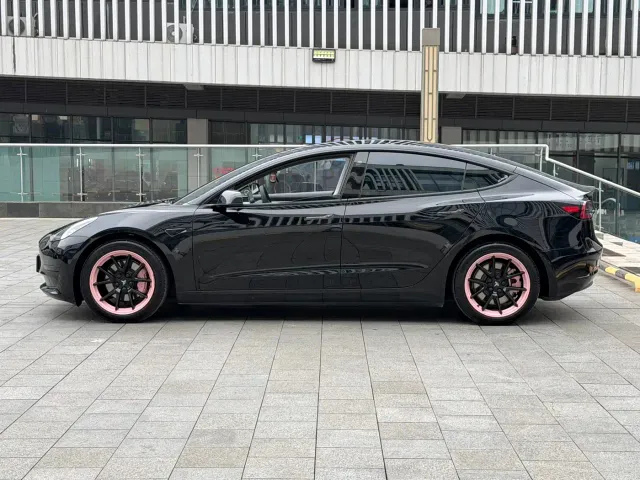 Tesla Model 3 — Фото автомобиля 4