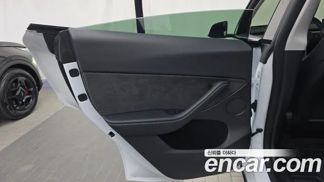 Tesla Model Y — Фото автомобиля 25
