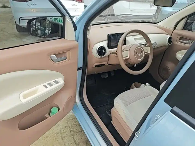 Wuling Motors Hongguang MINIEV 2025 4-Door Premium Edition — Фото автомобиля 15