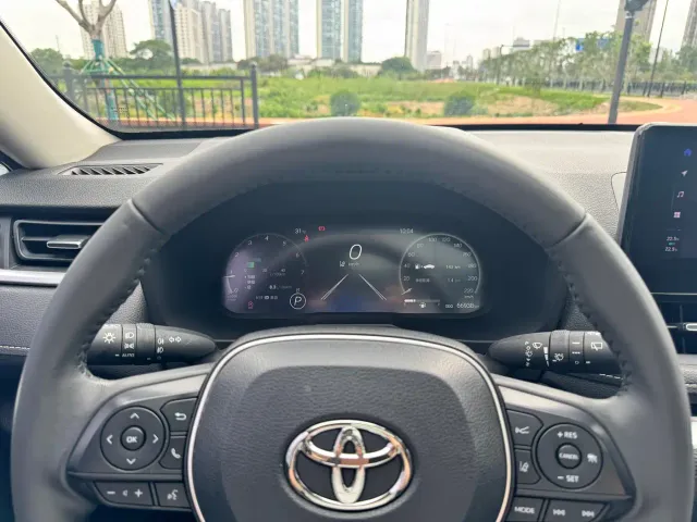 Toyota RAV4 — Фото автомобиля 4