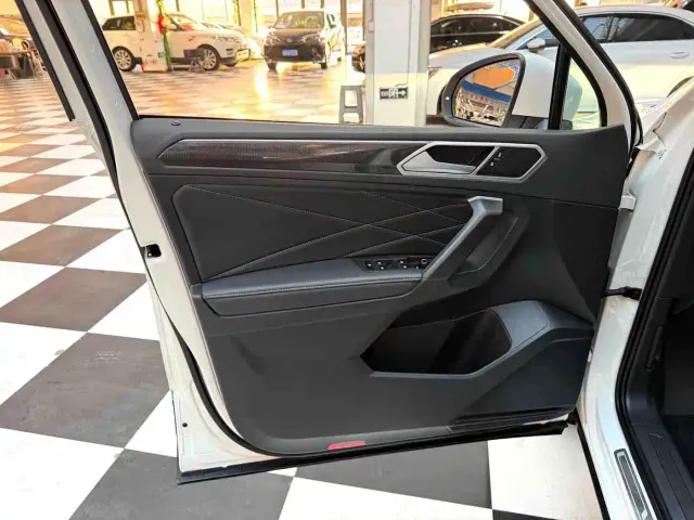 Volkswagen Tiguan L — Фото автомобиля 14