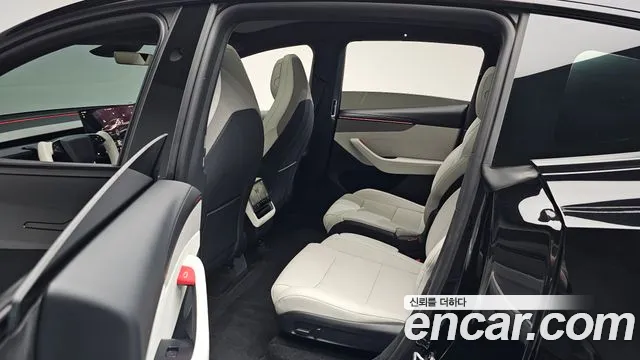 Tesla Model Y — Фото автомобиля 18