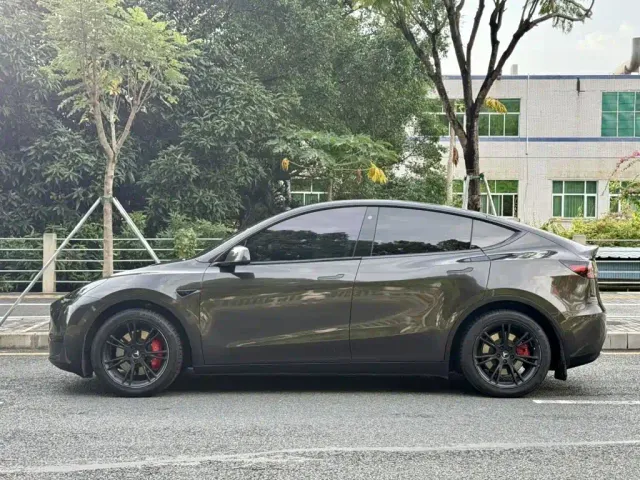 Tesla Model Y — Фото автомобиля 9