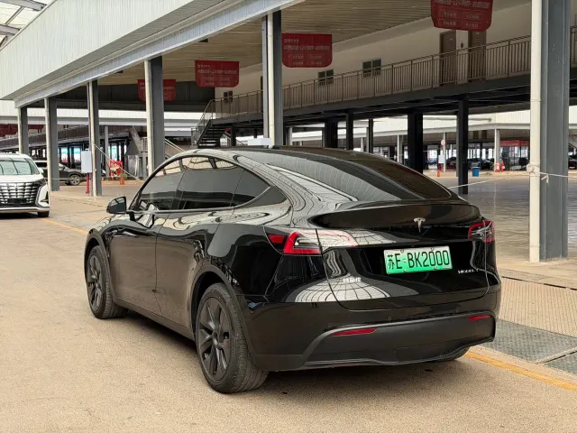 Tesla Model Y — Фото автомобиля 12