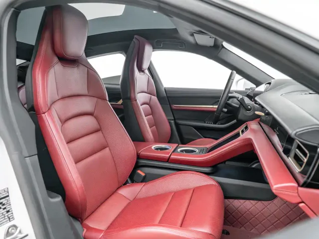 Porsche Taycan — Фото автомобиля 16