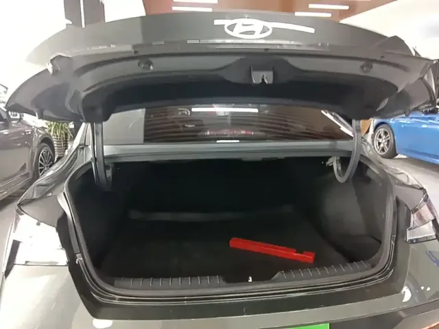 Hyundai Elantra — Фото автомобиля 18